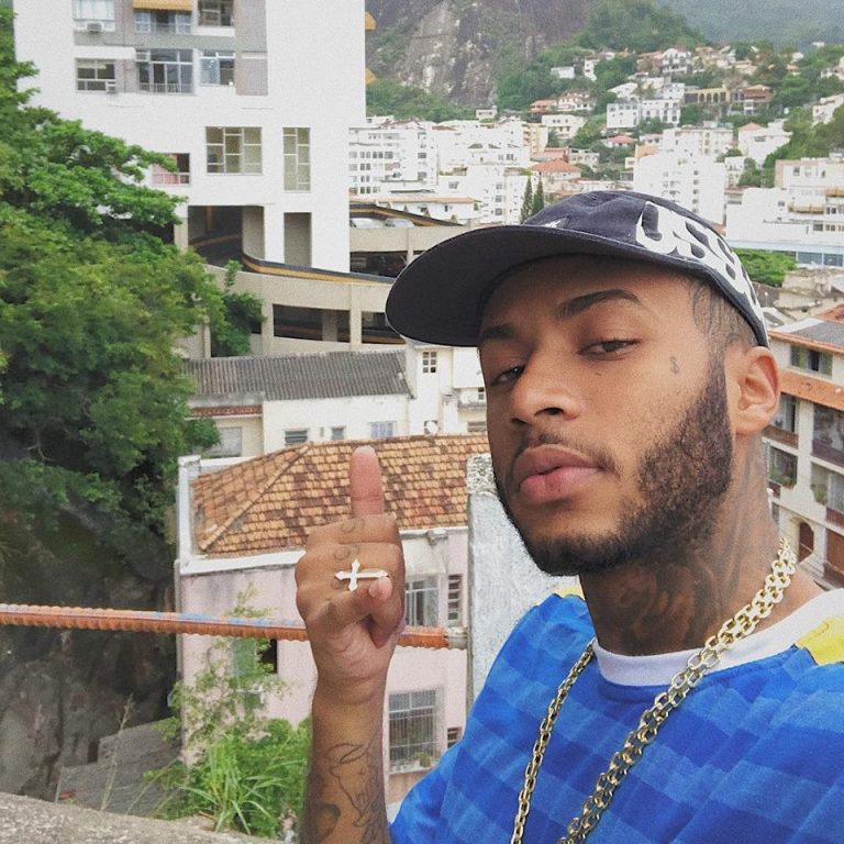 Rapper Orochi é detido por porte de drogas e desacato em São Pedro da Aldeia