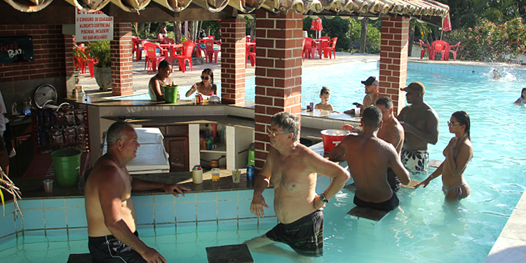 Sítio em Itaboraí tem bar molhado e muita diversão