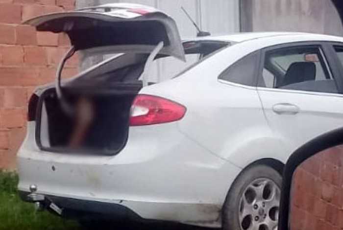 Adolescente é morta e jogada dentro de mala de carro em São Gonçalo