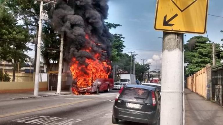 Ônibus pega fogo no Barreto, em Niterói