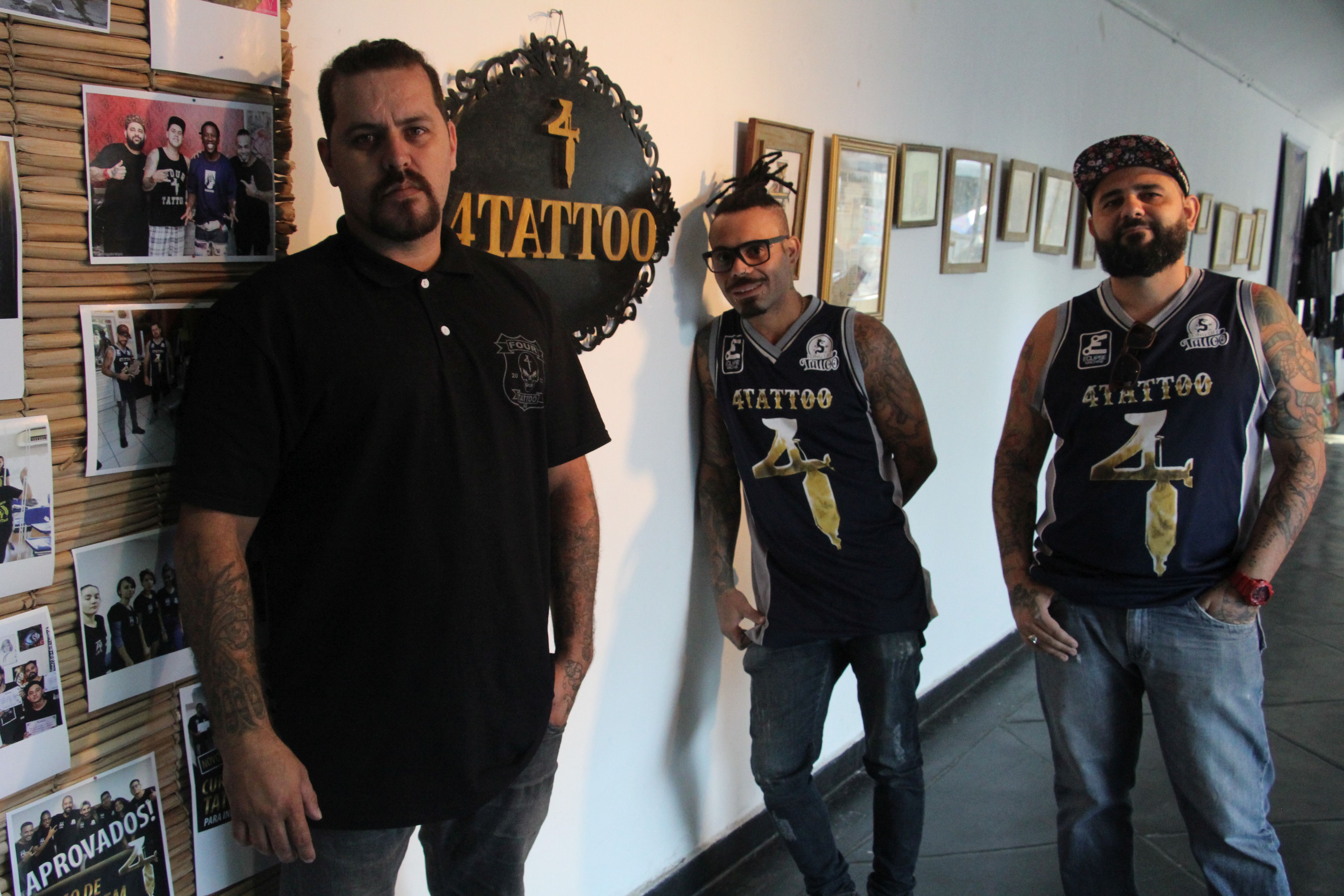 Trio de tatuadores faz exposição sobre trajetória e arte em São Gonçalo