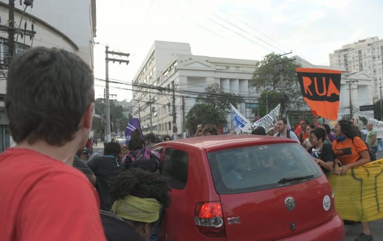 Carro fura bloqueio e atropela manifestantes em Niterói