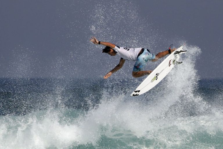 Brasileiros avançam no circuito mundial de surf em Saquarema