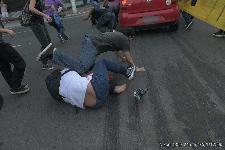 Homem que atropelou manifestantes se apresenta à polícia em Niterói