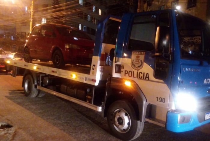 PM localiza carro usado para atropelar manifestantes em Niterói