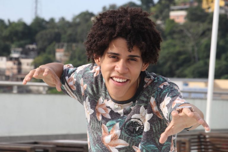 Morador do Jardim Catarina, ator Cauê Campos ganha destaque na Globo