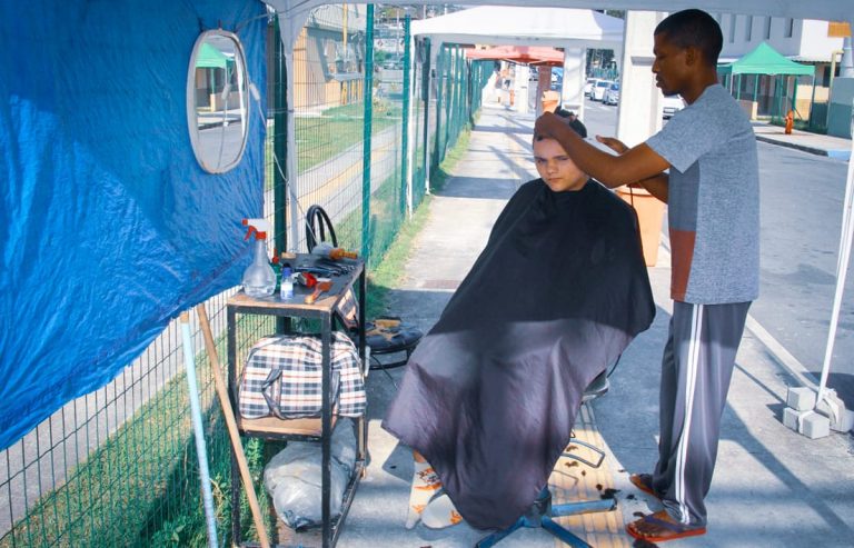 Sem emprego, rapaz abre barbearia na calçada em São Gonçalo