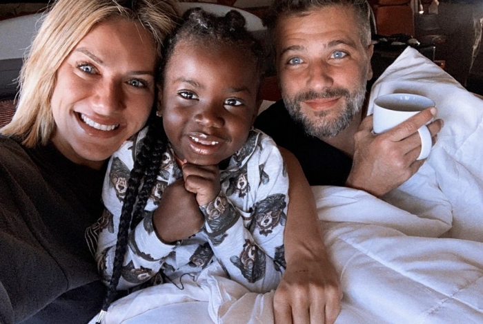 Bruno Gagliasso e Giovanna Ewbank adotam mais uma criança na África