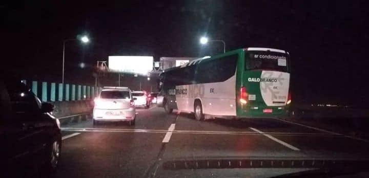 Ônibus da Galo Branco é sequestrado e trânsito segue interditado na Ponte Rio-Niterói