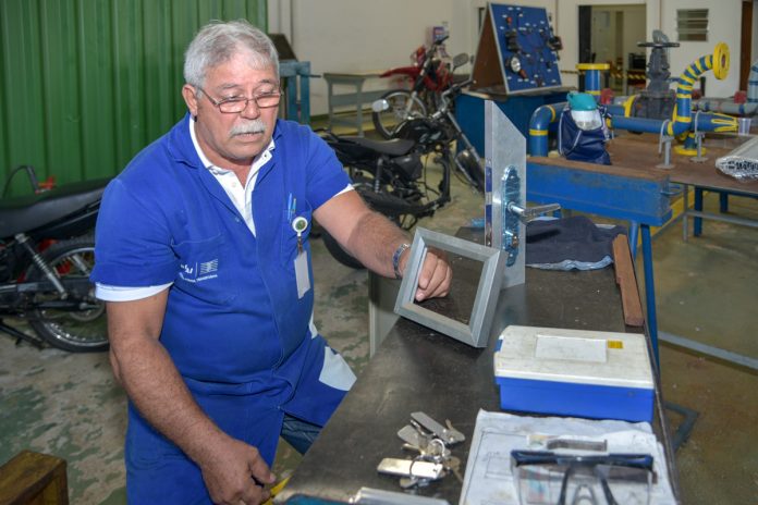 Estão abertas 44 vagas para cursos de Serralheiro de Alumínio e Eletricista em Maricá