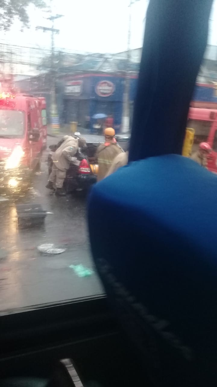 Acidente complica trânsito na Alameda São Boaventura, em Niterói