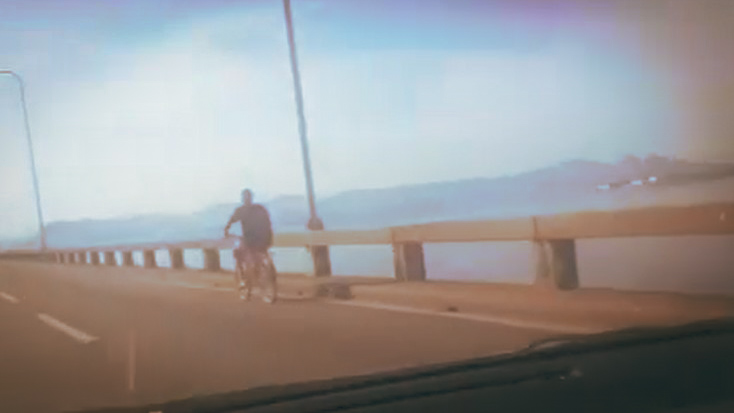 Ciclista é flagrado trafegando na Ponte Rio-Niterói