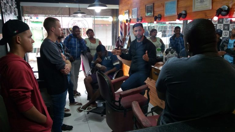 Barbeiro de São Gonçalo transforma comunidade oferecendo cursos gratuitos