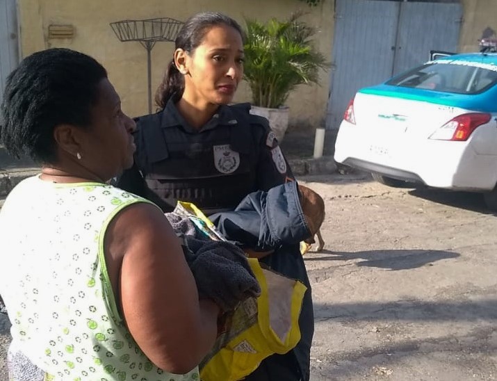 Moradores encontram bebê abandonado debaixo de carro em São Gonçalo