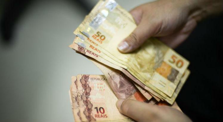 Bolsonaro anuncia aumento do salário mínimo para R$ 1.100