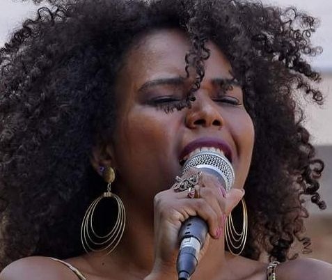 Cantora de São Gonçalo é finalista estadual do Campeonato Mundial de Karaoke