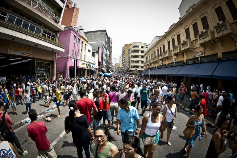 População do Brasil passa de 210 milhões, diz IBGE