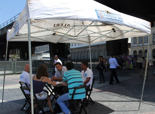 Tenda do consumidor da Alerj atende à população no Alcântara, em São Gonçalo
