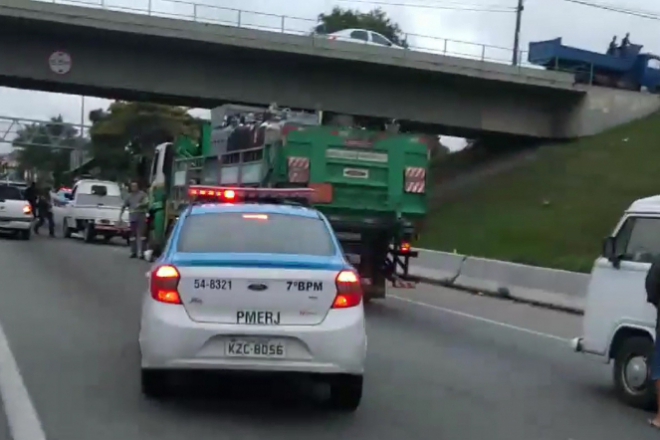 Perseguição e tiroteio assustam motoristas e interdita BR-101, em São Gonçalo