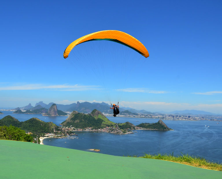 Pessoas com deficiência terão voo de parapente gratuito neste sábado em Niterói