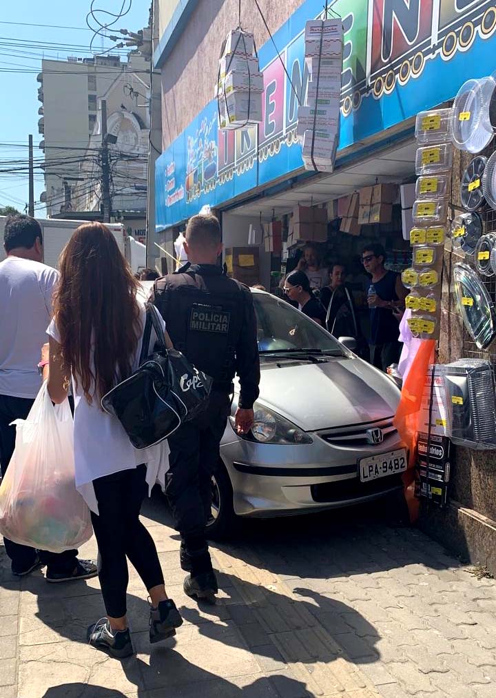 Carro invade calçada e deixa uma mulher ferida no Centro de Niterói