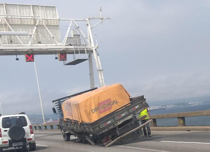 Roda de caminhão solta e causa grande engarrafamento na Ponte Rio-Niterói