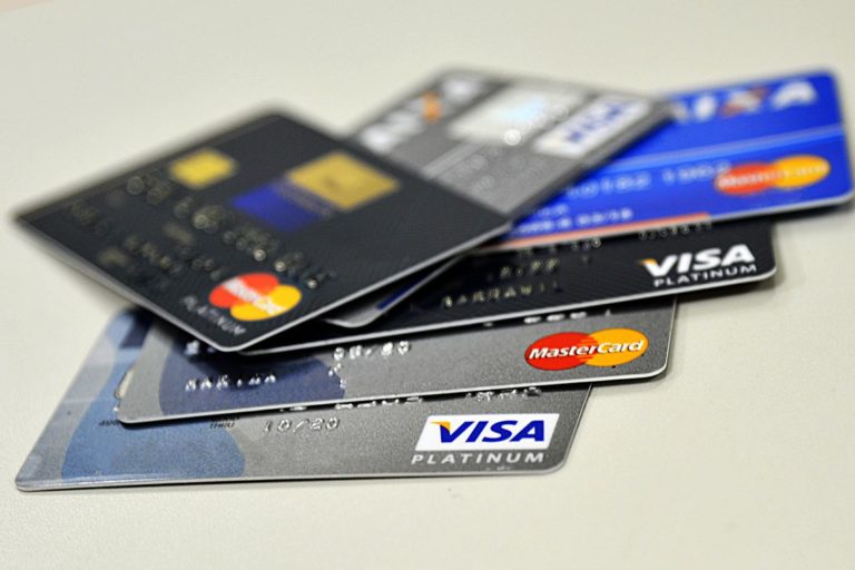 Juros do cartão de crédito sobem e do cheque especial caem em agosto