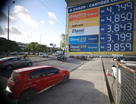 Bolsonaro vai investigar aumento abusivo em postos de combustível
