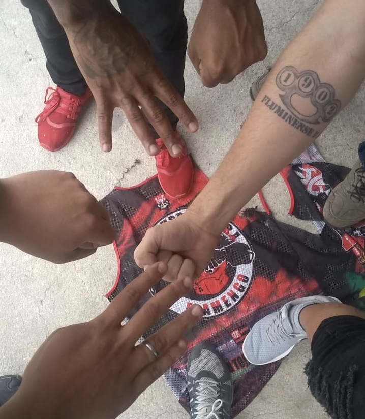 Briga entre torcedores de Fluminense e Flamengo causa tumulto e assusta moradores em São Gonçalo