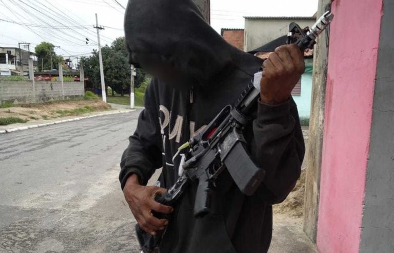 Homem encontra fuzil escondido por traficantes e desfila com arma em São Gonçalo
