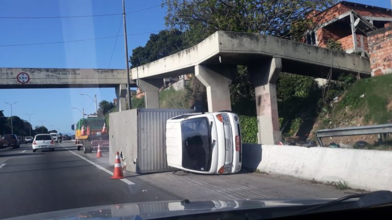 Acidente segue causando transtornos para os motoristas na BR-101, em São Gonçalo
