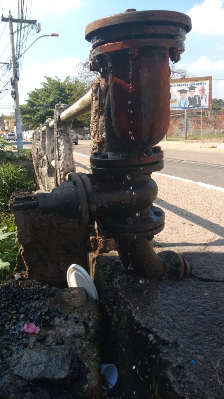 Desperdício de água na Trindade, em São Gonçalo, incomoda moradores
