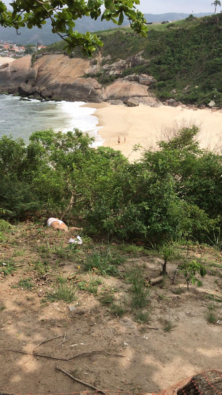 Mulher é encontrada morta a golpes de madeira na Praia do Sossego, em Niterói