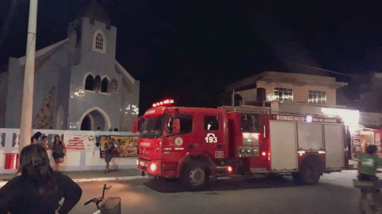 Igreja pega fogo no bairro Ponta Negra, em Maricá