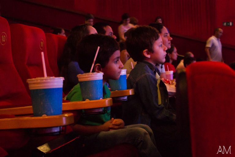 Shopping de São Gonçalo faz sessão de cinema especial para crianças autistas