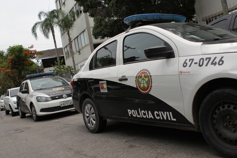 Policiais prendem homem em flagrante por estupro e cárcere privado em Niterói