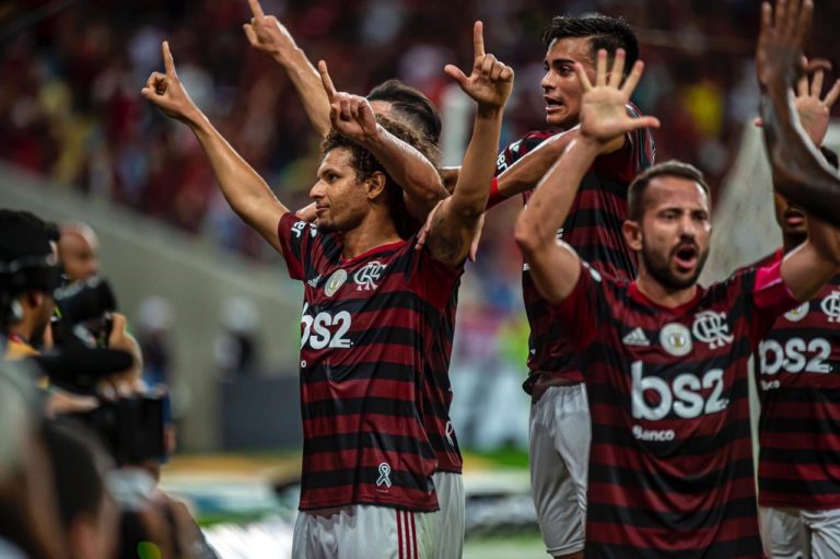 Flamengo vence Atlético Mineiro e amplia vantagem no Brasileiro