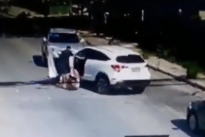 Vídeo mostra homem sendo arrancado de carro por assaltantes em São Gonçalo