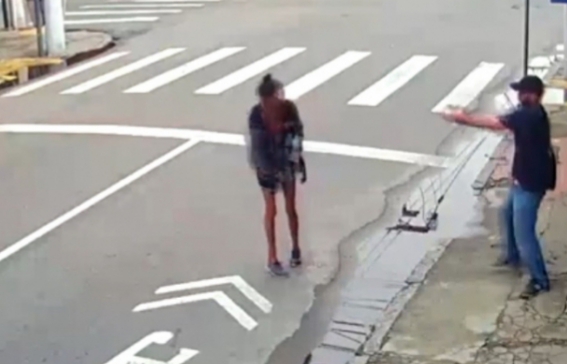Vídeo mostra mulher sendo morta após pedir 1 real em Niterói