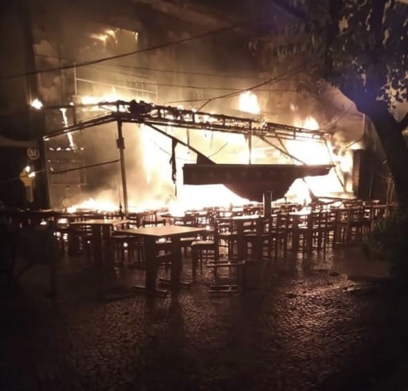 Incêndio destrói Barkana, um dos principais restaurantes de Niterói