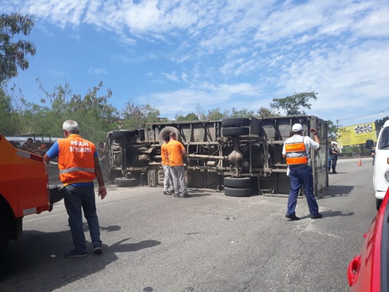 Caminhão tomba e complica trânsito na RJ-104, em Niterói