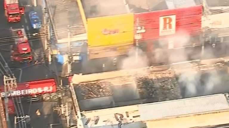 Incêndio destrói cinco lojas no Centro de Niterói