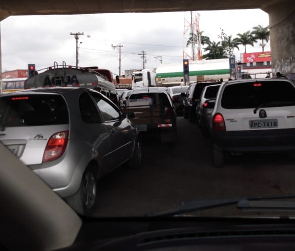 Caminhão atinge passarela e complica trânsito na Niterói-Manilha