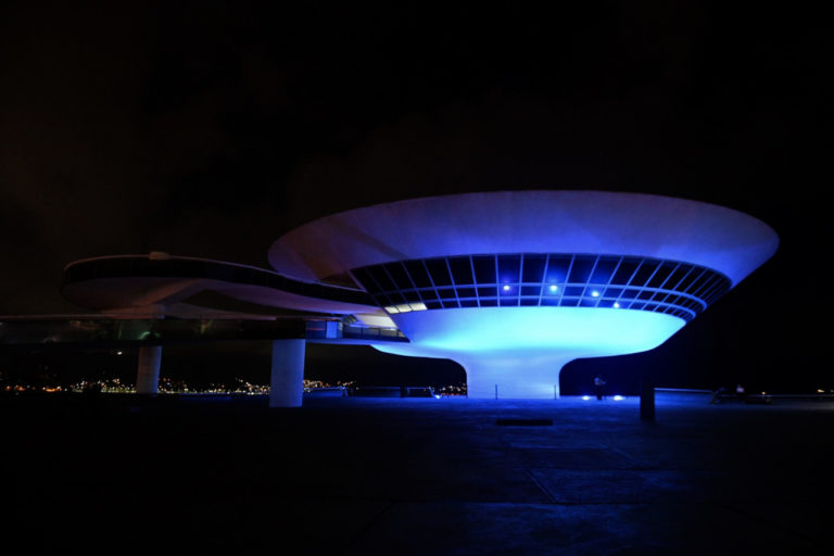 MAC Niterói recebe iluminação do ‘Novembro Azul’