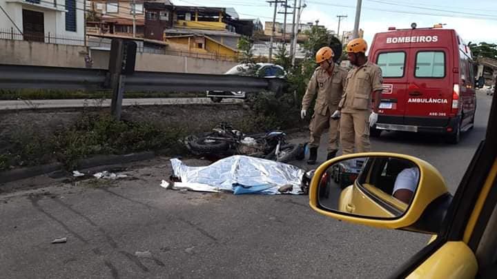 Motociclista morre após colidir em mureta na RJ-104, em são Gonçalo