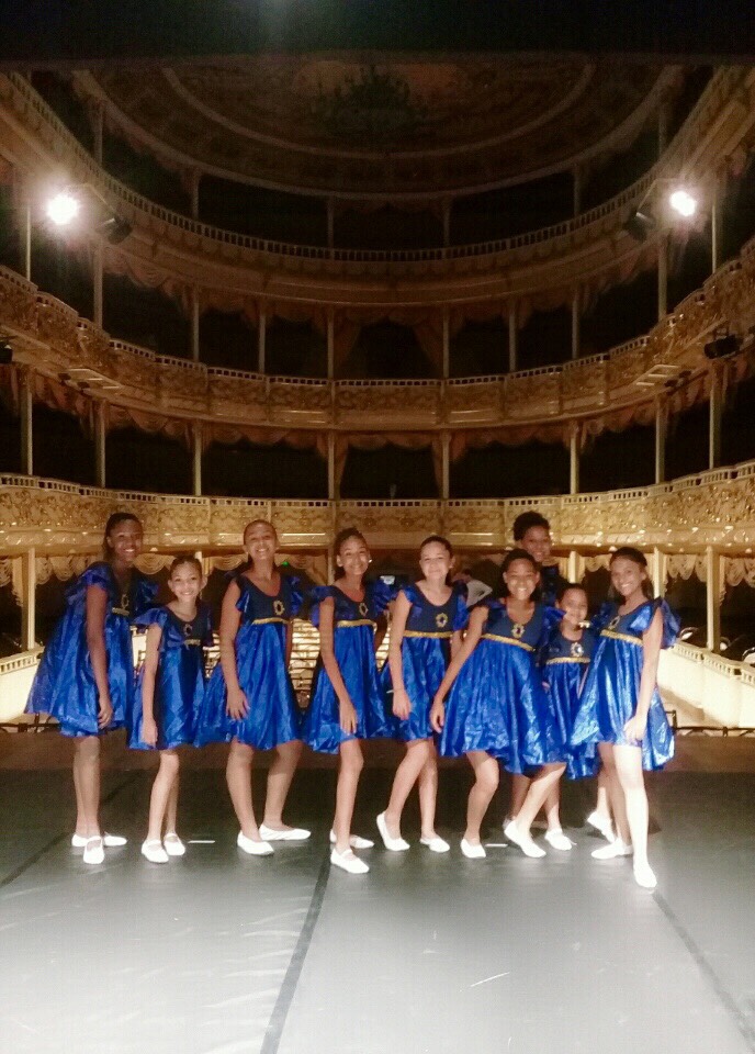 Dançarinas do Cras Salgueiro brilham no palco do Teatro Municipal de Niterói