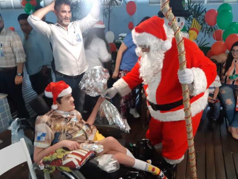 Crianças internadas no Hospital Alberto Torres ganham festa de Natal