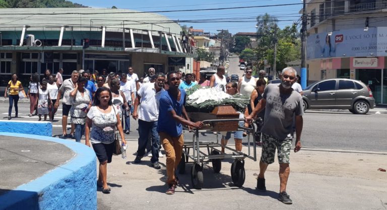 Choro e sofrimento marcam sepultamento de idosa morta no Jardim Catarina