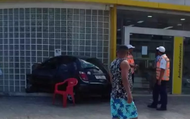 Carro invade agência bancária na volta da praia em Niterói