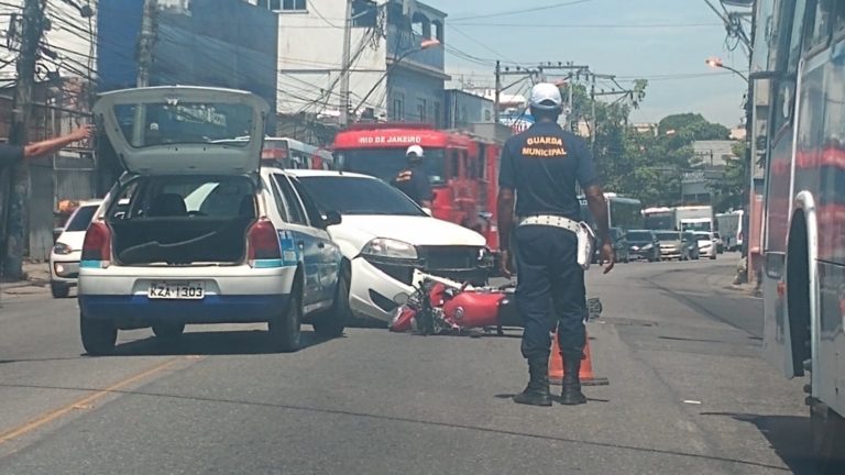Acidente entre carro e moto complica trânsito no Alcântara, em São Gonçalo